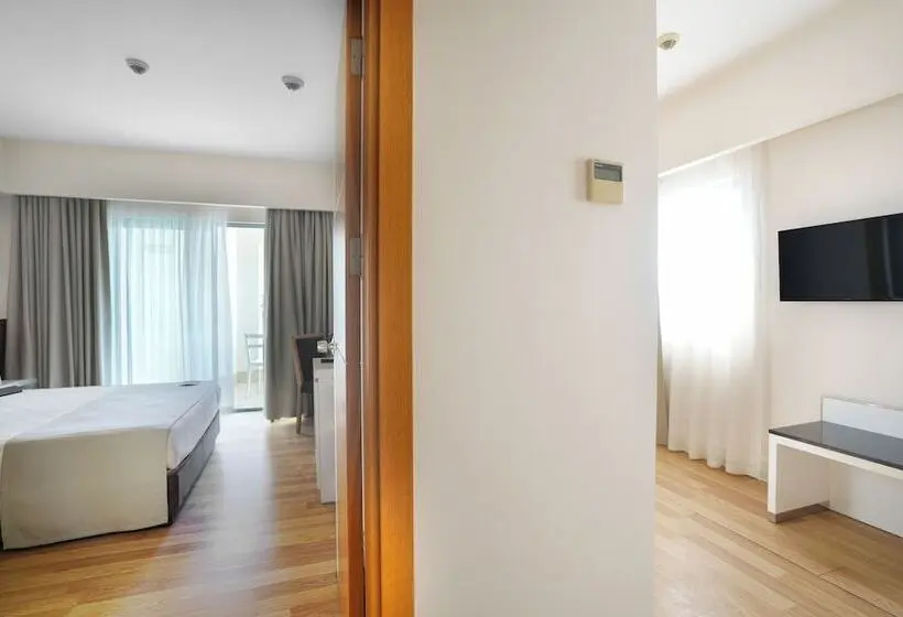 Chambre Familiale, Side Aluna