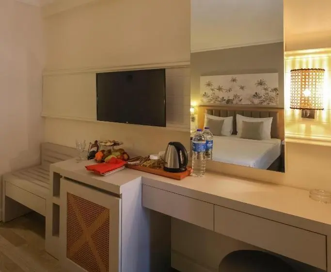 Chambre Standard Vue Piscine, Side Aluna