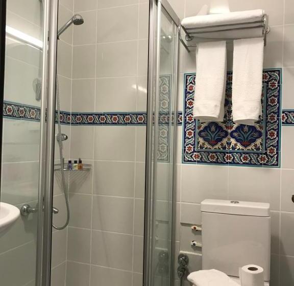 اتاق یک تخته با چشم‌انداز باغ, The Ninova