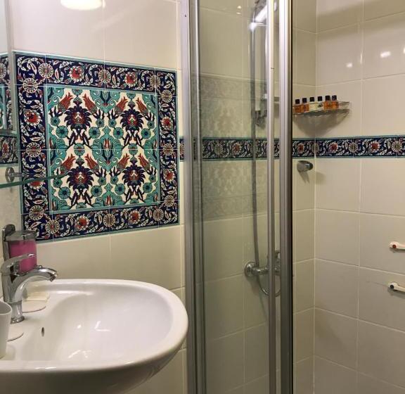 اتاق استاندارد سه نفره, The Ninova