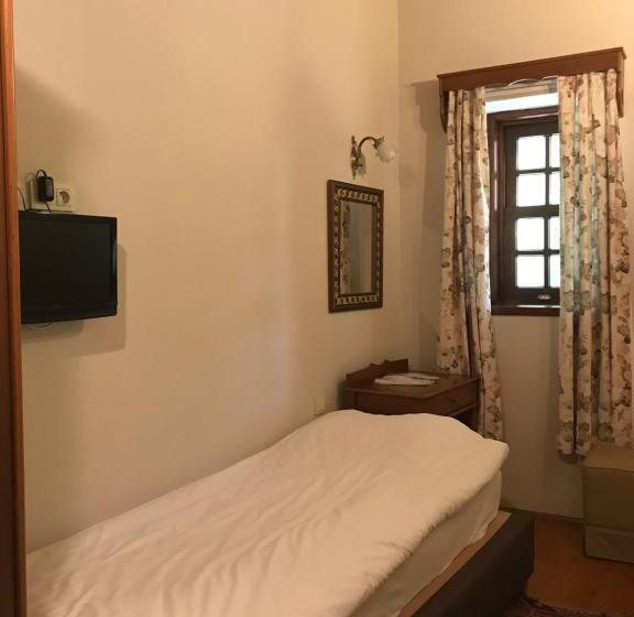 اتاق استاندارد سه نفره, The Ninova