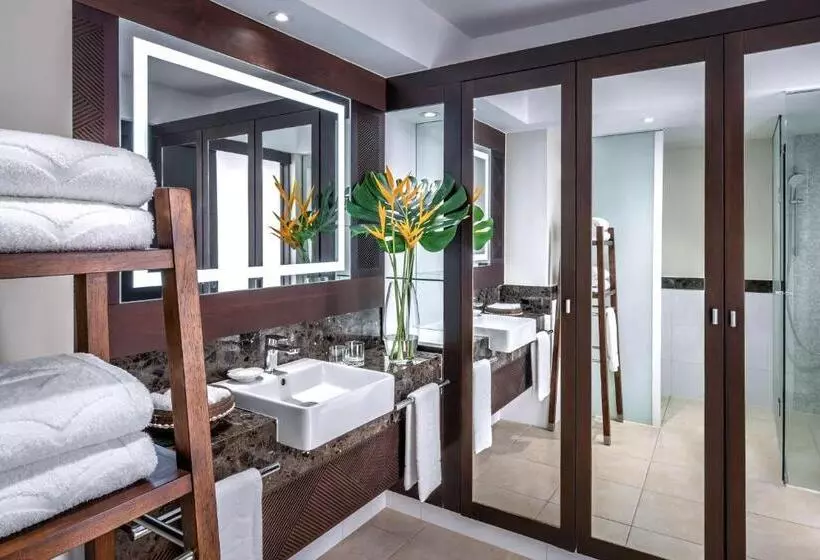 キングサイズベッドのデラックスルーム, Shangri La Yanuca Island, Fiji