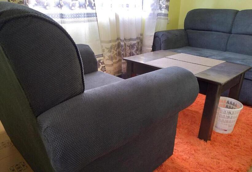 استودیوی سوپریور, Crown Hotel Kericho