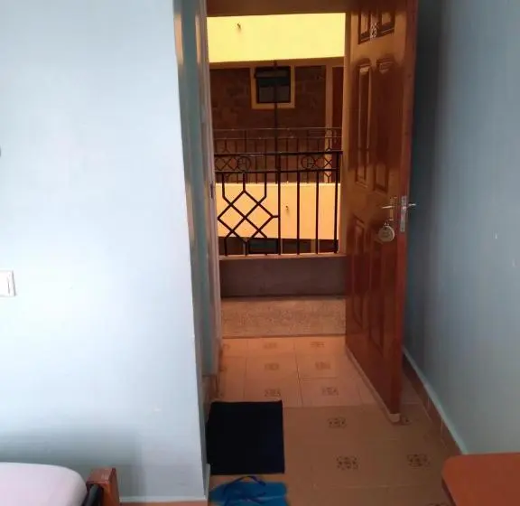 اتاق استاندارد یک نفره, Crown Hotel Kericho