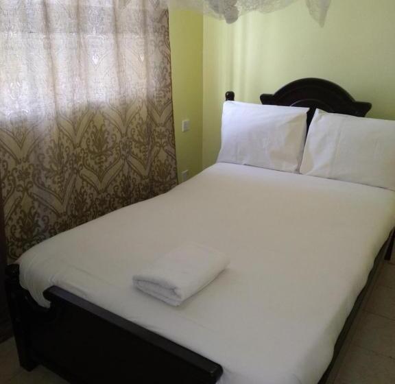 اتاق خانوادگی, Crown Hotel Kericho