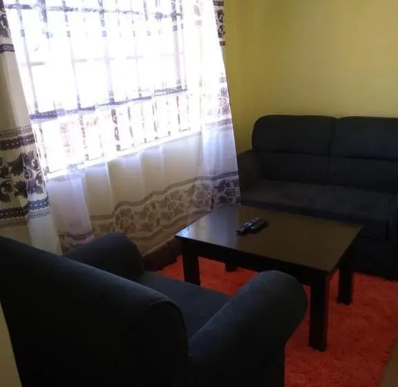 استودیوی سوپریور, Crown Hotel Kericho