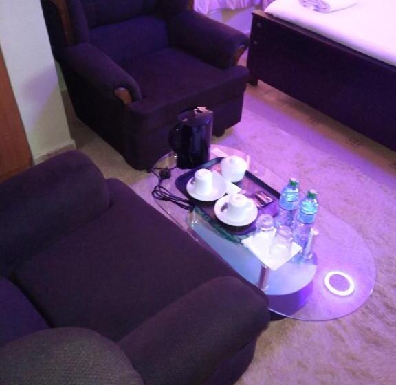 استودیوی سوپریور, Crown Hotel Kericho