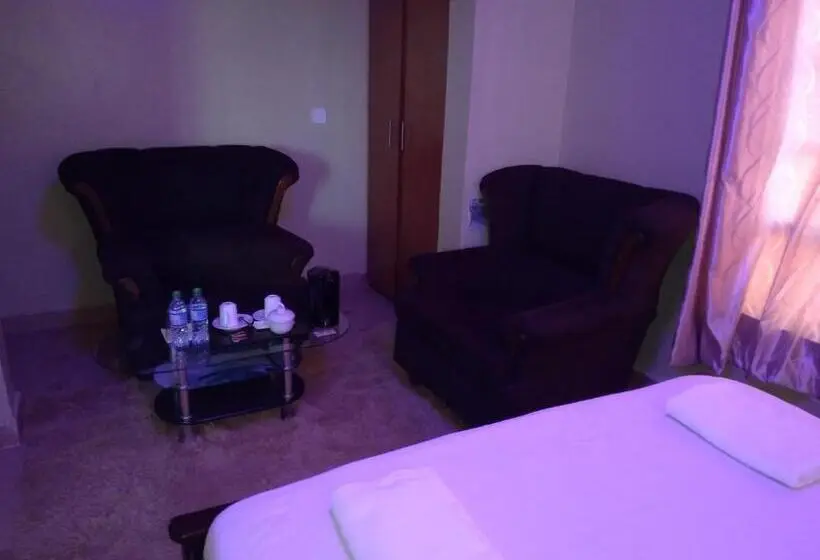 استودیوی سوپریور, Crown Hotel Kericho