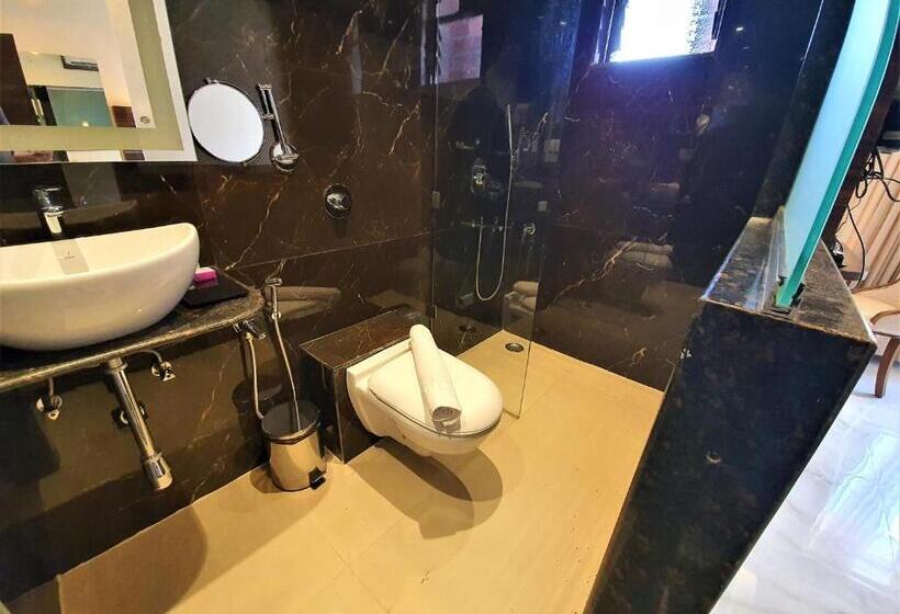 חדר דחוקס עם מיטת קינג, Vits Shanti Solitaire Arpora