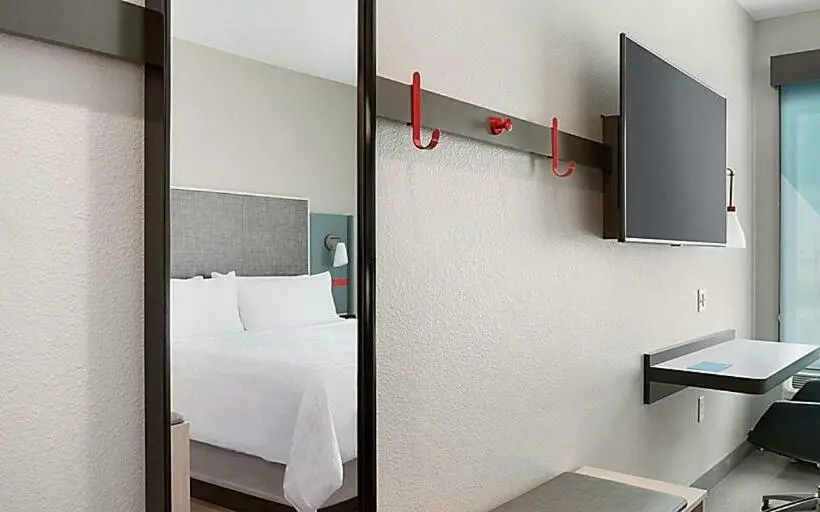 キングサイズベッドのスタンダードルーム, Avid Hotels   Detroit   Warren, An Ihg