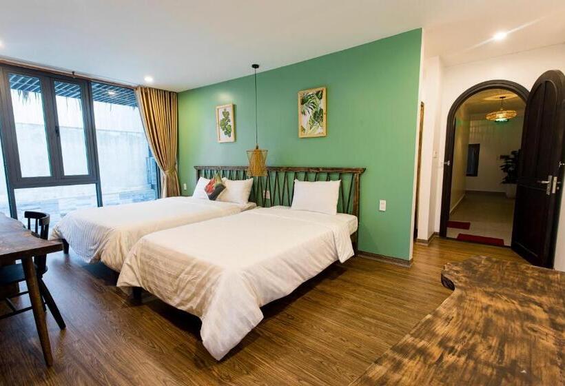 اتاق استاندارد سه تخته با بالکن, Life Boutique