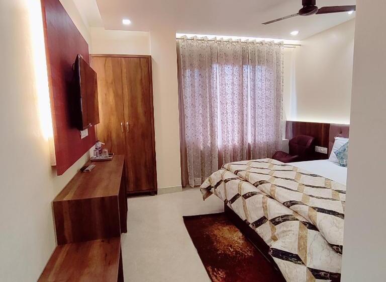 수피리어 룸, Luxuria