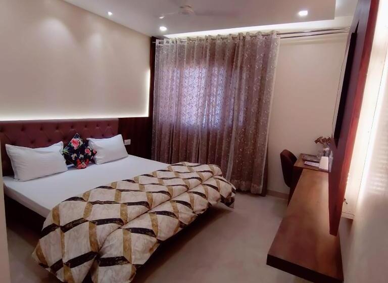 주니어 스위트, Luxuria