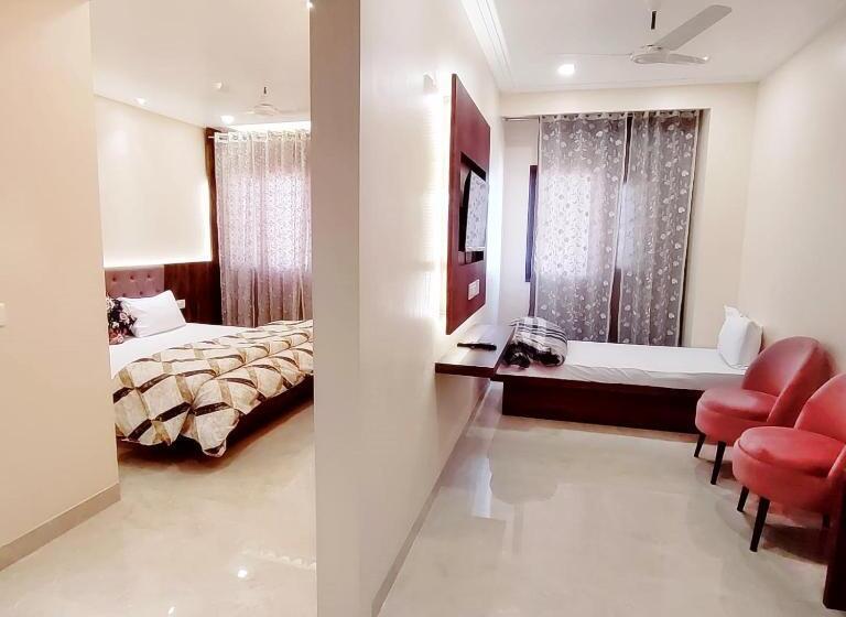 주니어 스위트, Luxuria