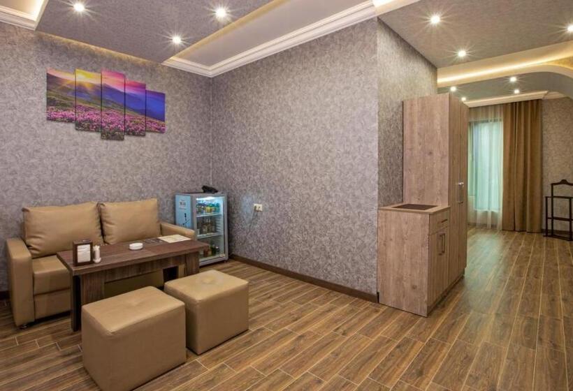 اتاق لوکس با تخت بزرگ, Myland