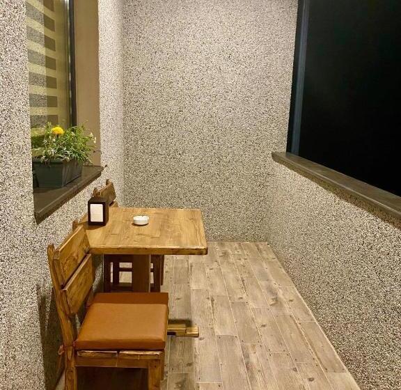 اتاق لوکس با تخت بزرگ, Myland