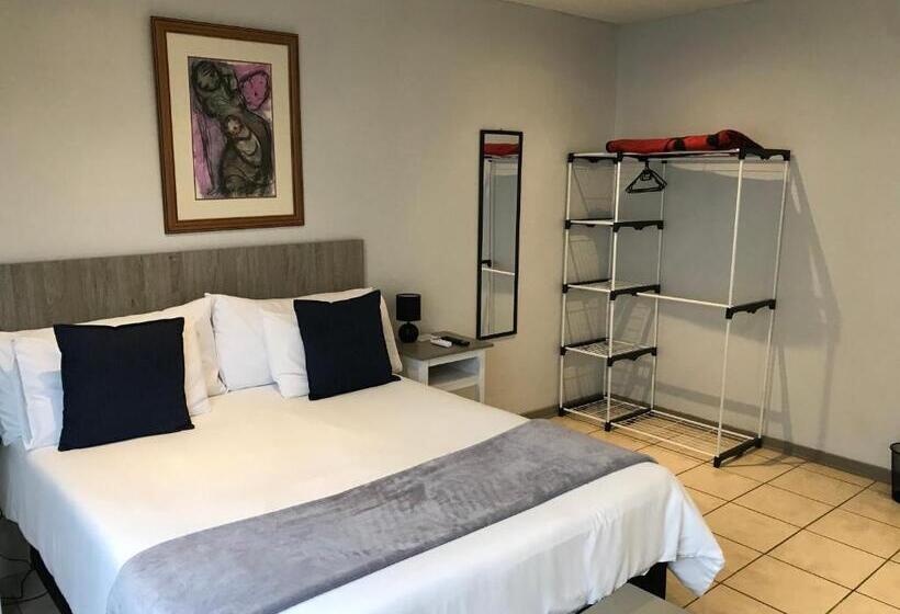 Standardzimmer mit Poolblick, The Lantern Guesthouse