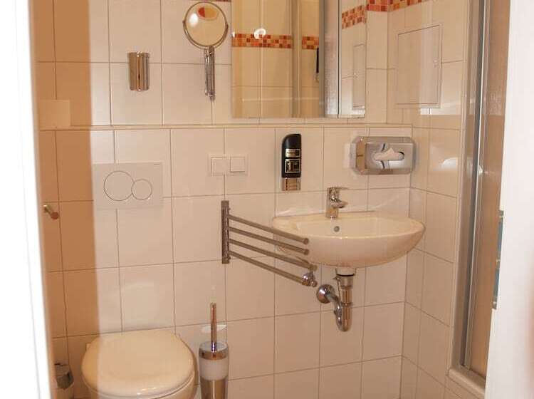 اتاق استاندارد, Happy Go Lucky Hotel + Hostel