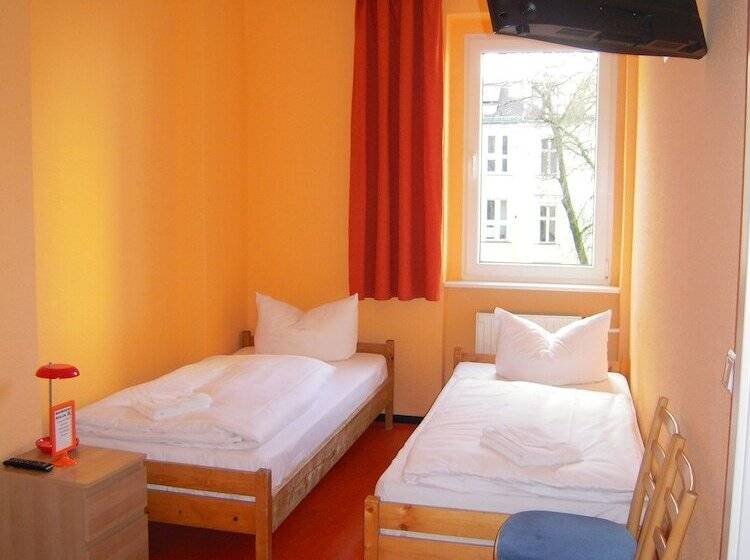 اتاق استاندارد, Happy Go Lucky Hotel + Hostel