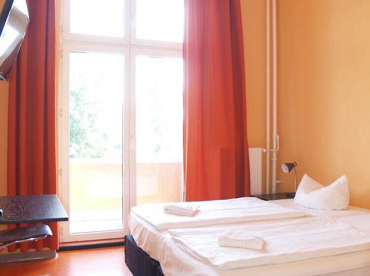 اتاق استاندارد, Happy Go Lucky Hotel + Hostel