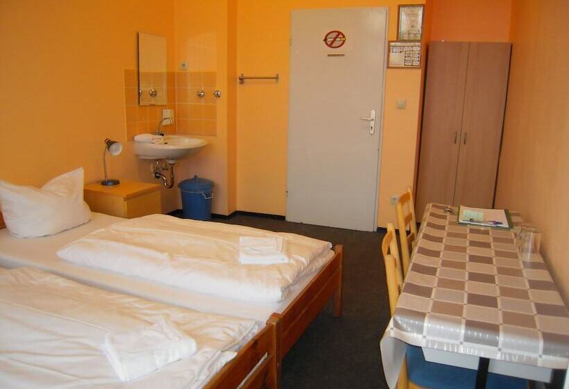 اتاق استاندارد با سرویس بهداشتی مشترک, Happy Go Lucky Hotel + Hostel