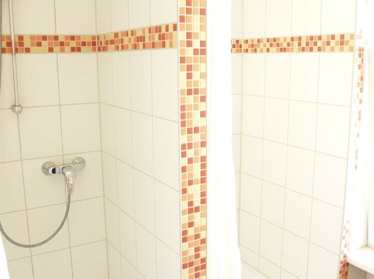 اتاق استاندارد چهارنفره با سرویس بهداشتی مشترک, Happy Go Lucky Hotel + Hostel