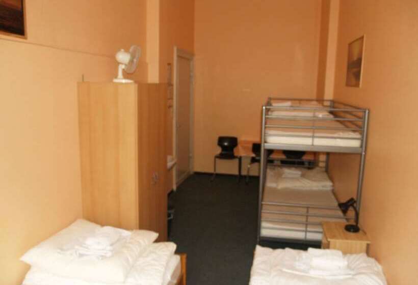 اتاق استاندارد چهارنفره با سرویس بهداشتی مشترک, Happy Go Lucky Hotel + Hostel