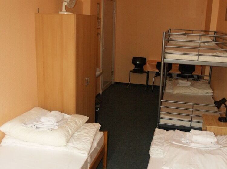 اتاق استاندارد چهارنفره با سرویس بهداشتی مشترک, Happy Go Lucky Hotel + Hostel