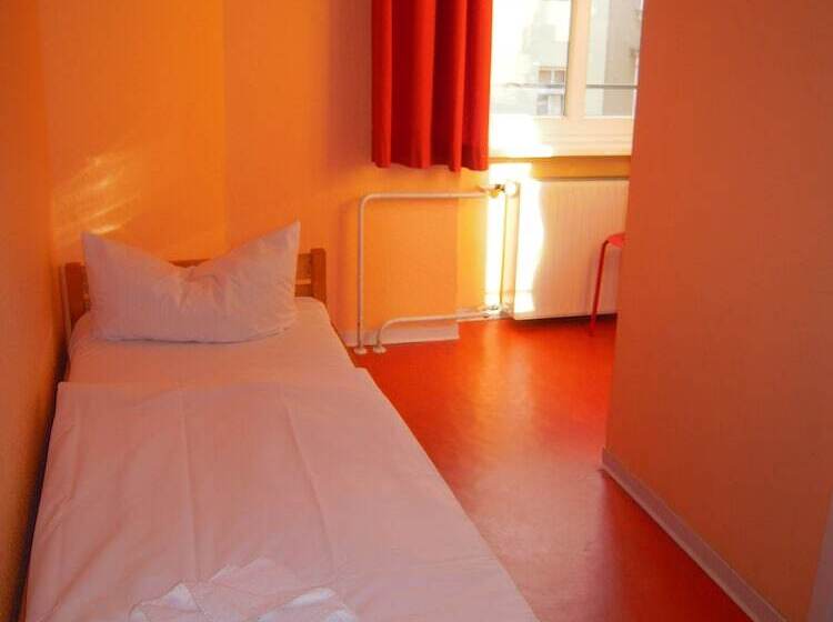 اتاق استاندارد یک نفره, Happy Go Lucky Hotel + Hostel