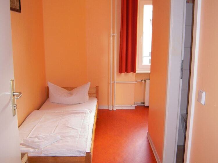 اتاق استاندارد یک نفره, Happy Go Lucky Hotel + Hostel