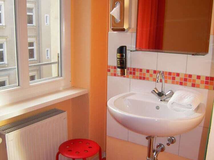 اتاق استاندارد یک نفره, Happy Go Lucky Hotel + Hostel