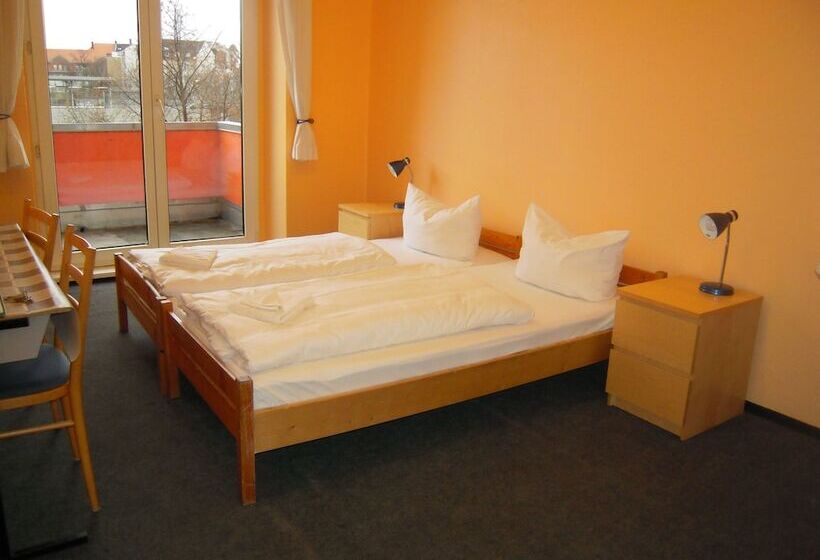 اتاق استاندارد با سرویس بهداشتی مشترک, Happy Go Lucky Hotel + Hostel