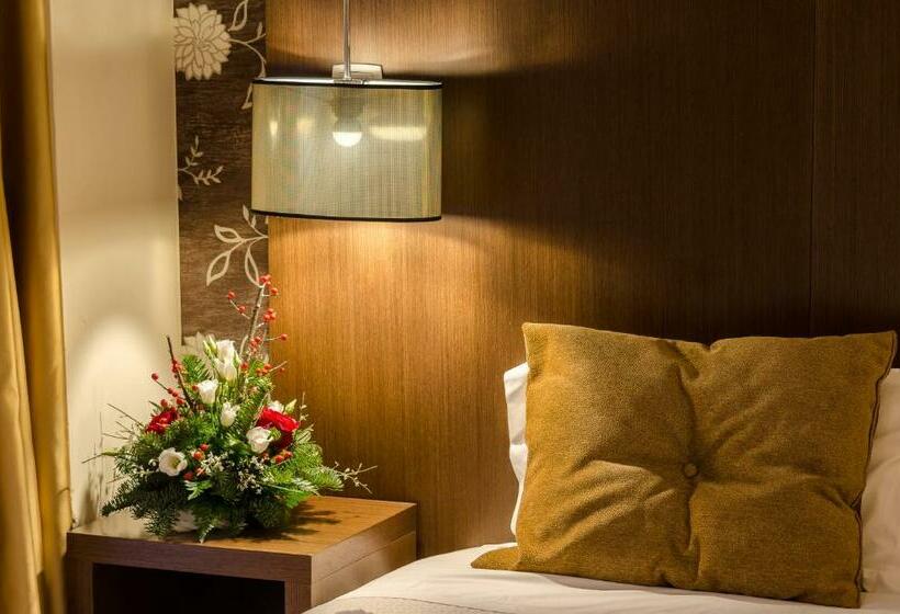 اتاق استاندارد سه نفره, Duas Nações