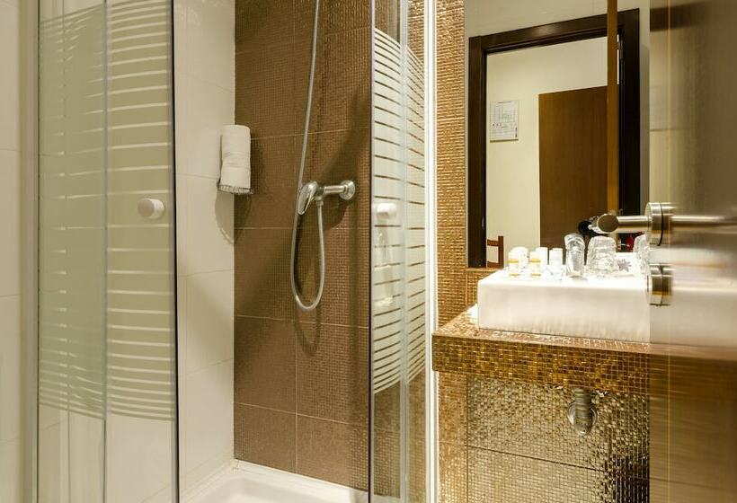 اتاق استاندارد سه نفره, Duas Nações