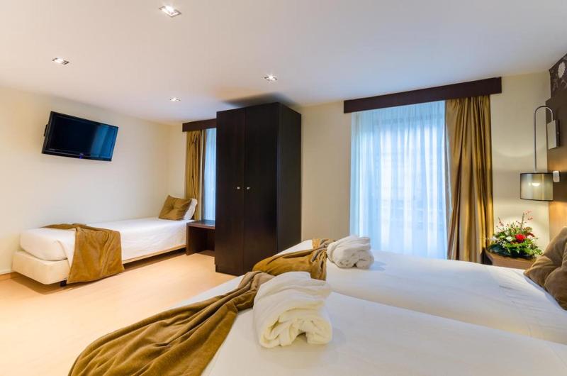 اتاق استاندارد سه نفره, Duas Nações