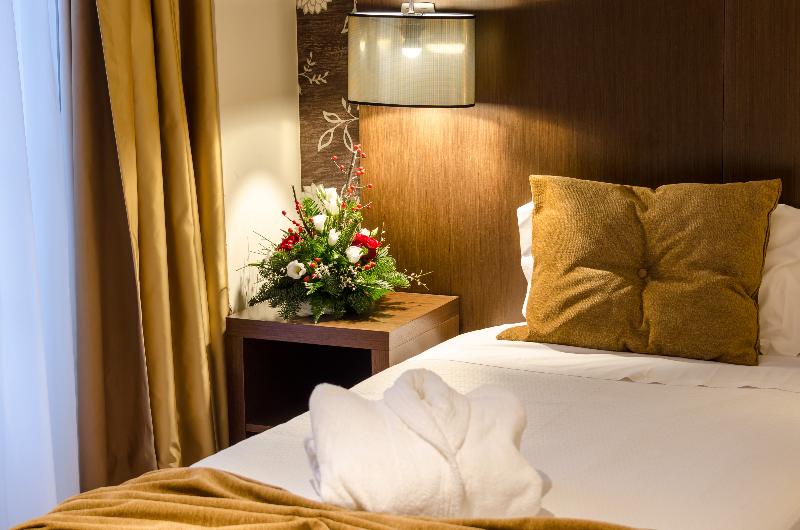 اتاق استاندارد سه نفره, Duas Nações