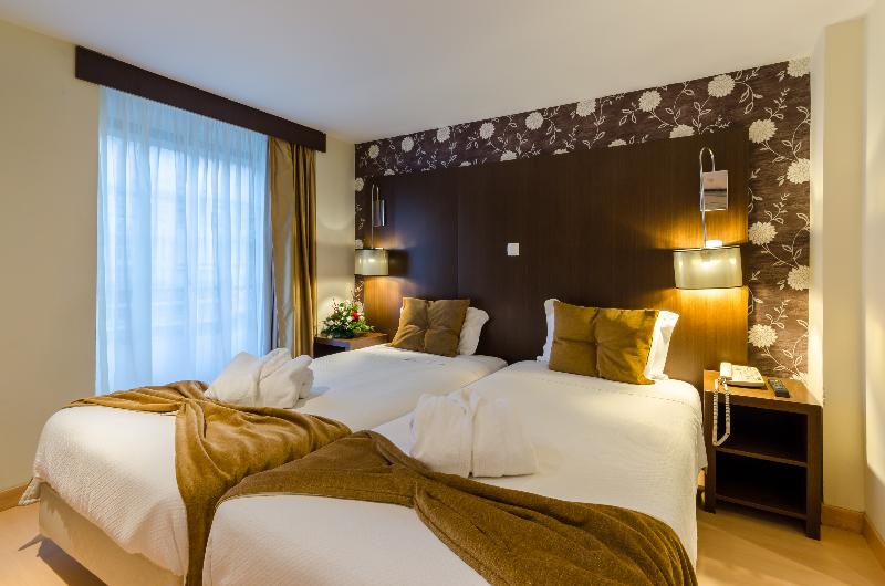 اتاق استاندارد سه نفره, Duas Nações