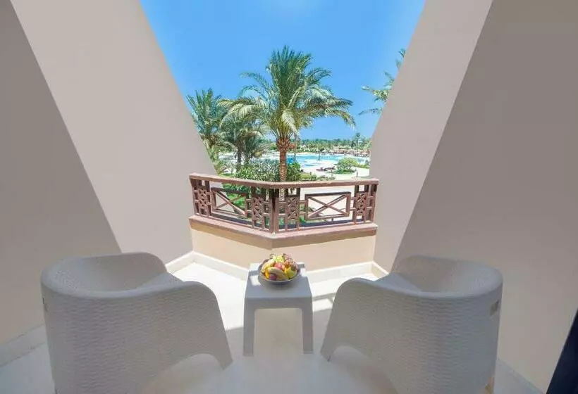 プールの見えるスタンダードトリプルルーム, Pharaoh Azur Resort
