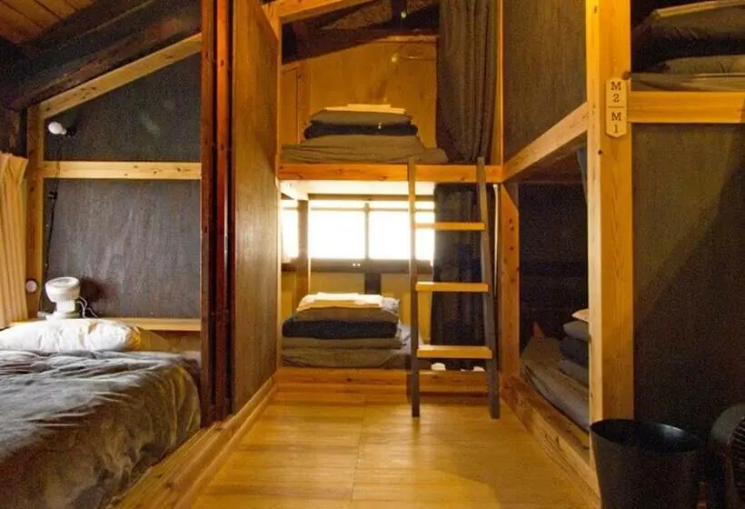 ルームシェアのワンベッド, Hostel & Tatami Bar Uchikobare  内子晴れ