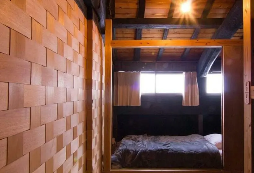 ルームシェアのワンベッド, Hostel & Tatami Bar Uchikobare  内子晴れ