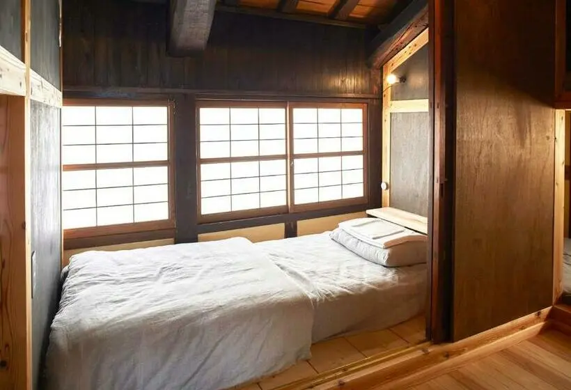 ルームシェアのワンベッド, Hostel & Tatami Bar Uchikobare  内子晴れ