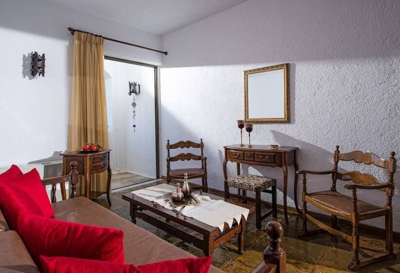 标准间, Malia Holidays