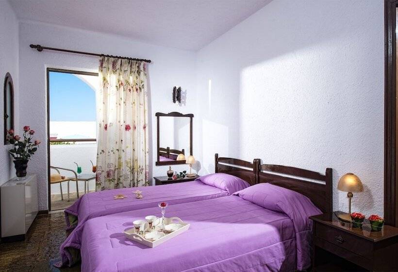 标准间, Malia Holidays