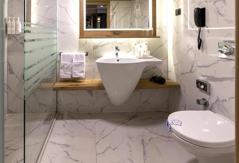 اتاق اساندارد با چشم‌انداز جانبی به دریا, Delta Hotels By Marriott Antalya Lara