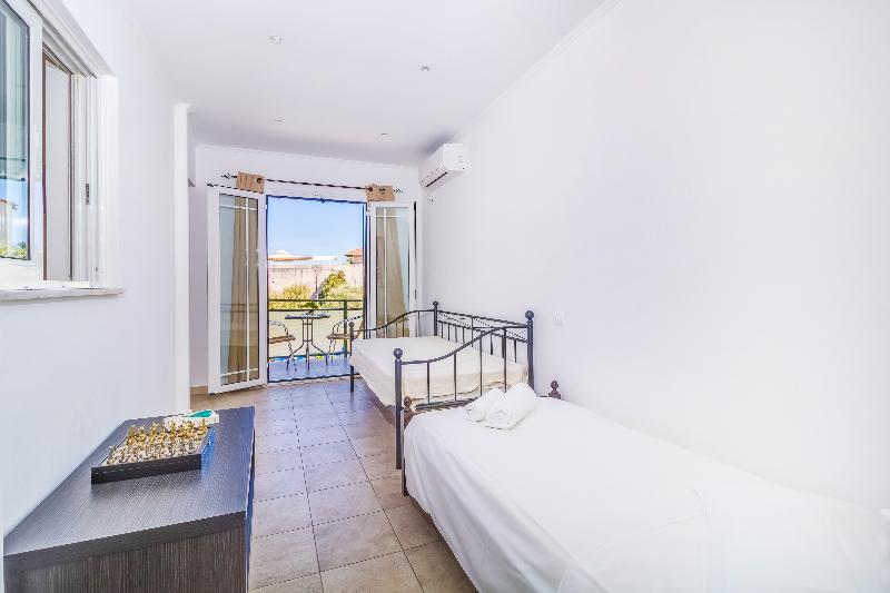 חדר סטנדרט לשלושה עם נוף לבריכה, Vergina Star