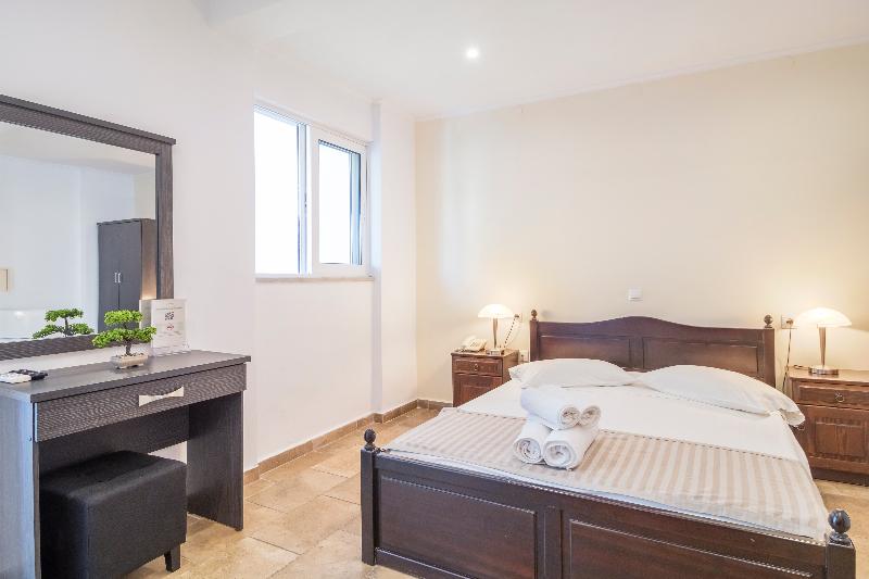 חדר סטנדרט לשלושה עם נוף לבריכה, Vergina Star