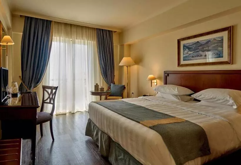 اتاق لوکس با چشم‌انداز دریا, Volos Palace