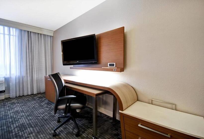 장애인을 위한 스탠다드 룸, Courtyard Louisville Airport