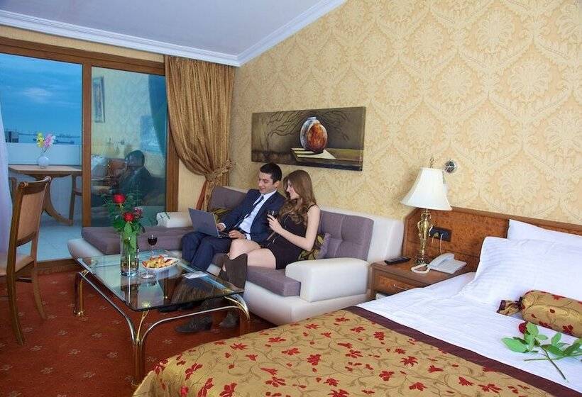 Deluxe Room, Grand Hilarium