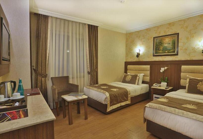 Family Room, Grand Hilarium